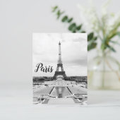 Carte postale Tour Eiffel Paris (Debout devant)
