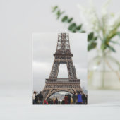 Carte postale Tour Eiffel Paris (Debout devant)