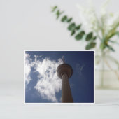 Carte Postale tour télévisée nuages (Debout devant)