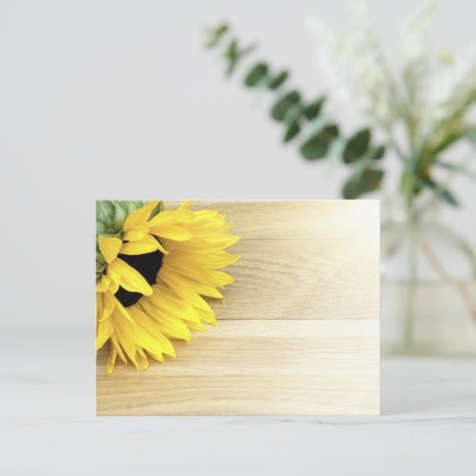 Carte Postale Tournesol posé sur une table en bois (Debout devant)