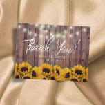 Carte Postale Tournesols à cordes éclatent Merci Mariage rustiqu<br><div class="desc">Chaîne Sunflowers Lights Rustic Mariage Merci Cartes.</div>
