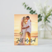 Carte Postale Tout juste mariés Modern Brush Script Photo (Debout devant)