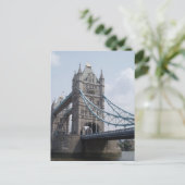 Carte postale Tower Bridge. (Debout devant)