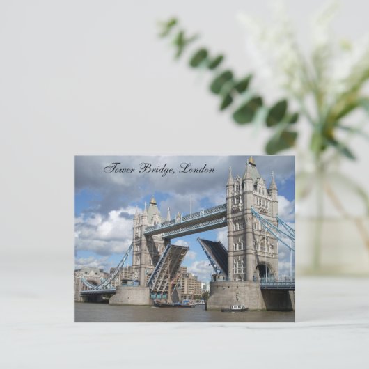 Carte postale Tower Bridge (Debout devant)