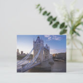 Carte Postale Tower Bridge à Londres (Debout devant)
