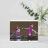Carte Postale Tower Bridge en rose princesse (Debout devant)