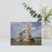 Carte Postale Tower Bridge et la Tamise, Londres, (Debout devant)