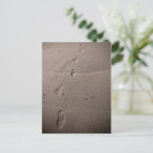 Carte Postale Traces dans le sable - empreintes de plage (Debout devant)