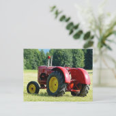 Carte Postale Tracteur agricole rouge antique (Debout devant)