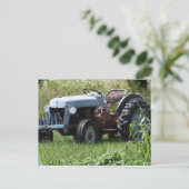 Carte Postale Tracteur dans un champ (Debout devant)