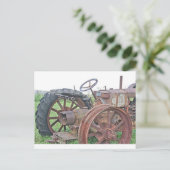 Carte Postale Tracteur rouillé (Debout devant)