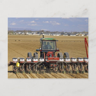 Carte Postale Tracteur tirant un semoir de maïs semence.