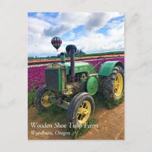 Carte Postale Tracteur vert en Tulip Field, Oregon