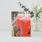 Carte Postale tracteurs rouges antiques (Debout devant)