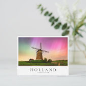Carte Postale Traditional windmill under the Northern Lights (Debout devant)