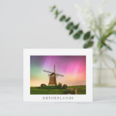 Carte Postale Traditional windmill under the Northern Lights (Debout devant)