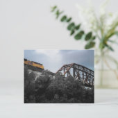 Carte Postale train de locomotives traversant le pont thebes (Debout devant)