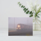 Carte Postale Train de marchandises roulant dans le brouillard m (Debout devant)