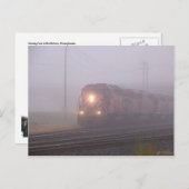 Carte Postale Train de marchandises roulant dans le brouillard m (Devant / Derrière)