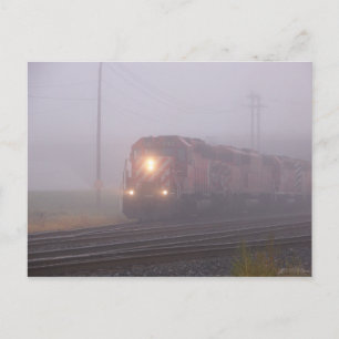 Carte Postale Train de marchandises roulant dans le brouillard m