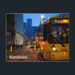 Carte Postale Tramway de Manchester Piccadilly Gardens<br><div class="desc">Photo originale pour une carte exceptionnelle. Photo du tramway de Manchester dans la soirée d'hiver.</div>