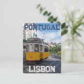 Carte Postale Tramway jaune rétro dans la rue à Lisbonne, Portug (Debout devant)