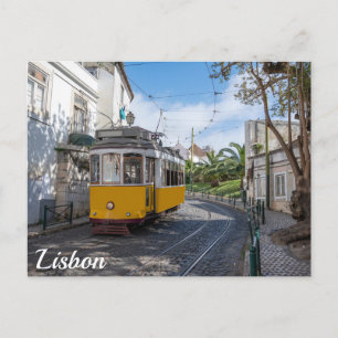 Carte Postale Tramway jaune rétro dans la rue à Lisbonne, Portug