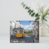 Carte Postale Tramway jaune rétro dans la rue à Lisbonne, Portug (Debout devant)