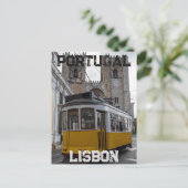 Carte Postale Tramway jaune sur la cathédrale de Lisbonne au Por (Debout devant)