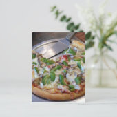 Carte Postale Tranches de pizza végétarienne (Debout devant)