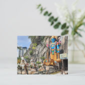 Carte Postale Transport de chevaux avec statue hindoue à la grot (Debout devant)