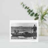 Carte Postale Trapper en canot avec des hanches et des chiens Al (Debout devant)