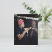 Carte Postale Travailler dans l'usine (Debout devant)