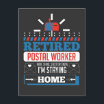 Carte Postale Travailleur Postal Retraité Funny Postman Retraite<br><div class="desc">Retraite Postal Worker Pluie,  Sleet ou Neige Je reste à la maison. Don d'un employé de la poste à la retraite. Drôle Postman Retraite Dire.</div>