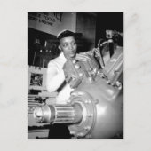 Carte Postale Travailleuse en usine avec moteur d'aéronef (Devant)