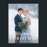 Carte Postale Très joyeux mariage faire-part<br><div class="desc">Un design moderne de superposition photo avec un script de brosse blanche. Les couleurs et le texte,  y compris l'image,  peuvent être personnalisés.</div>