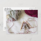 Carte Postale Tricot et fils sur fourrures blanches (Devant / Derrière)