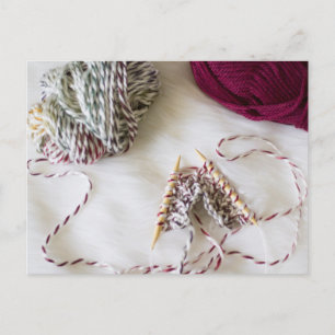 Carte Postale Tricot et fils sur fourrures blanches