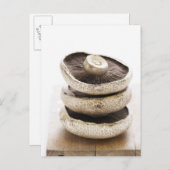 Carte Postale Trois champignons plats en pile sur une planche en (Devant / Derrière)