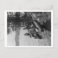 Trois chasseurs avec des canots à terre Photograph