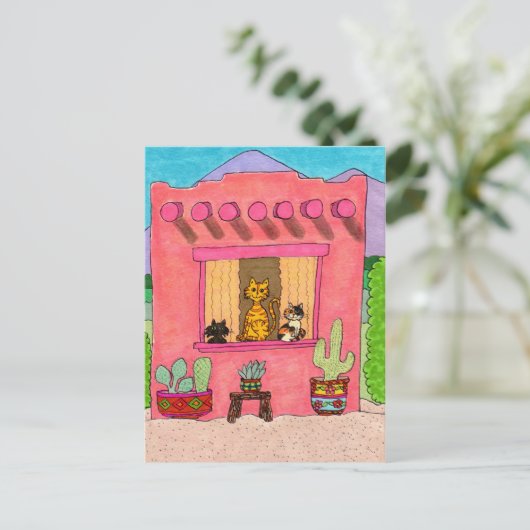 Carte Postale Trois chats dans Adobe House rose (Debout devant)
