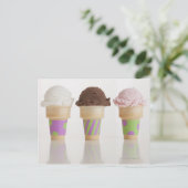 Carte Postale Trois cônes de glace (Debout devant)