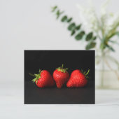 Carte Postale Trois Fraises Sur Pccnm Noir (Debout devant)