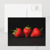 Carte Postale Trois Fraises Sur Pccnm Noir (Devant / Derrière)