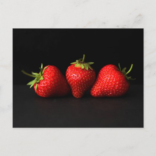 Carte Postale Trois Fraises Sur Pccnm Noir (Devant)