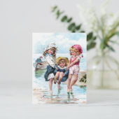 Carte Postale Trois petites filles jouant à la plage (Debout devant)