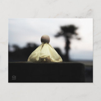 Carte Postale Trots Houten poppetje op catwalk in geel jurkje.