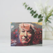 Carte Postale Trump, le diable graffiti en forme de fourche (Debout devant)