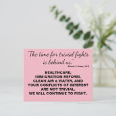 Carte Postale Trump : les combats triviaux passent avant la rési (Debout devant)