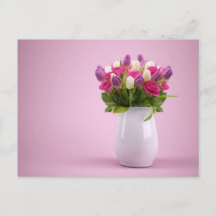 Carte Postale Tulipes roses et violettes dans un vase blanc